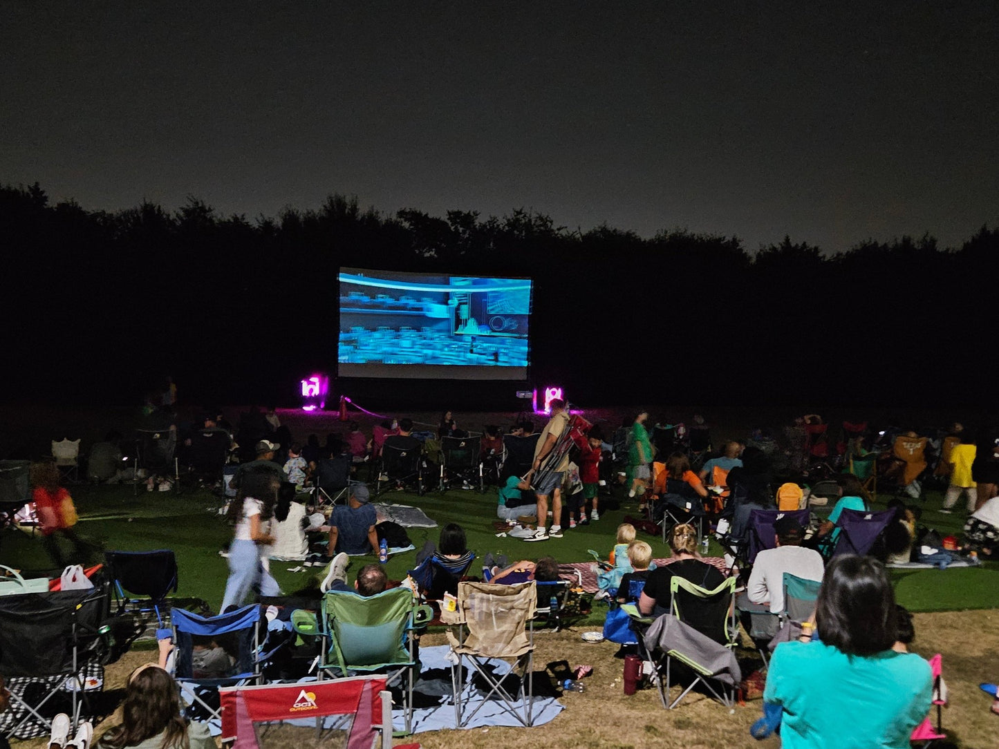 20 Foot Inflatable Movie Screen Rental – School Events & PTA Fundraisers - Backyard Movie Theater