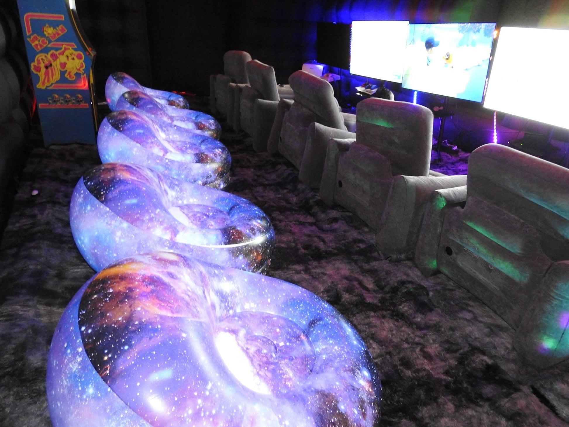 Gaming Club - VIP - Backyard Movie Theater
